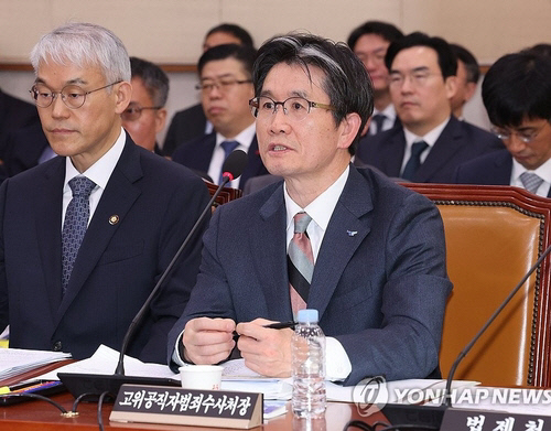 오동운 고위공직자범죄수사처장이 11일 오전 국회 법제사법위원회 전체회의에서 계엄 사태 수사와 관련한 질의에 답하고 있다.<연합뉴스>